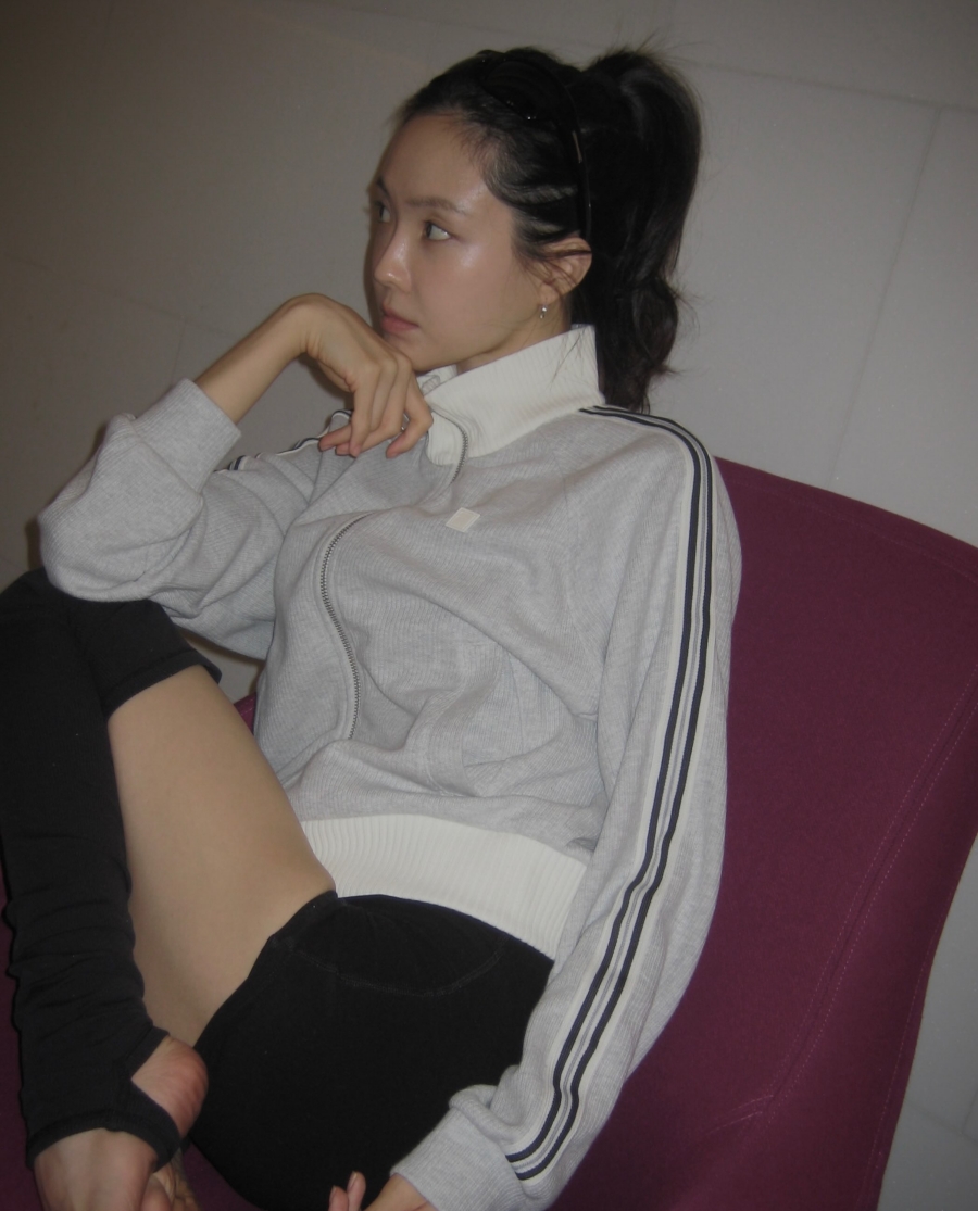 손나은, 트랙 집업 내리니 너무 뼈말라…파격 이너 공개