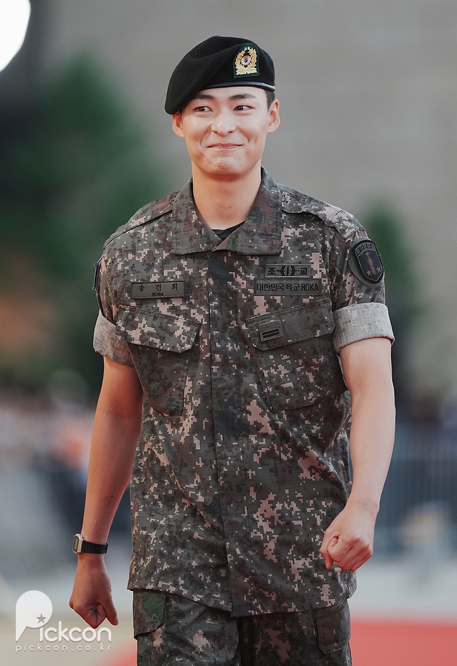 송건희, 군복 입고 등장해 경례까지…반가운 얼굴 [제5회 청룡시리즈어워즈]