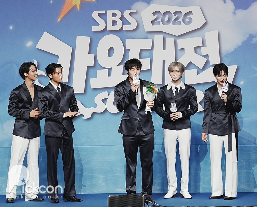 꽃을 든 민기 옆 에이티즈, 이렇게 깜찍해도 되나요 [2026 SBS 가요대전 Summer]