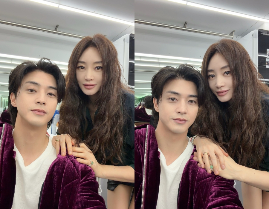 김혜수, 초미니 스커트도 소화하는 완벽 각선미…불륜남(?) 옆에서 밝은 분위기