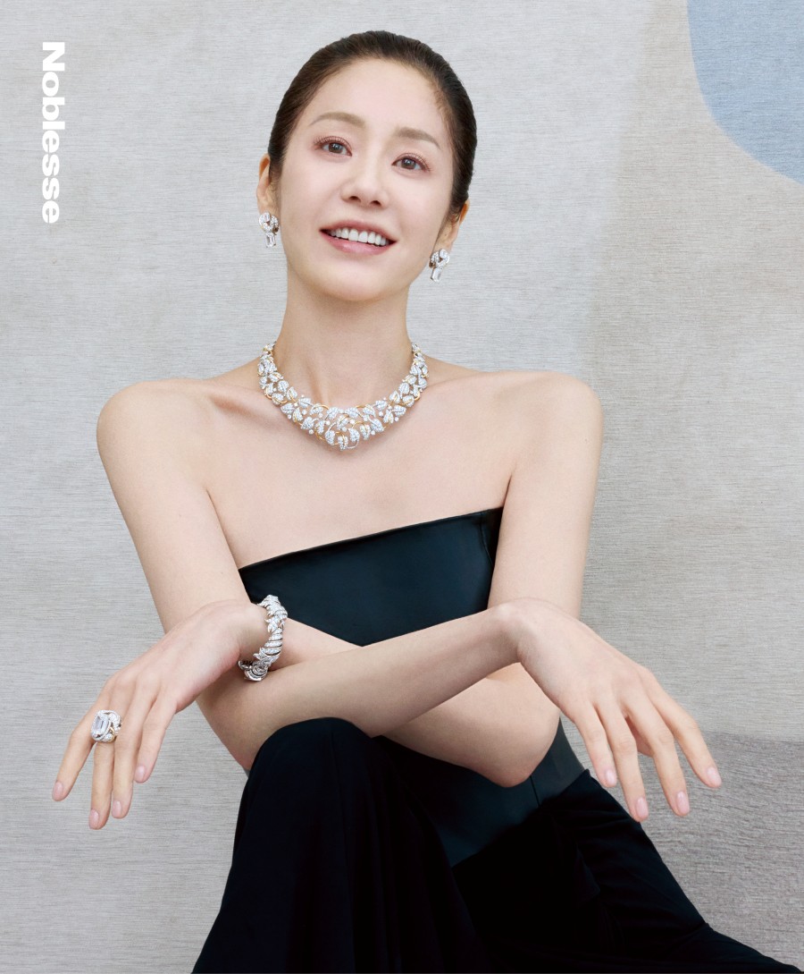 '56세' 고현정, 트임 드레스 사이 초슬림 각선미…찬란한 아름다움 [화보]