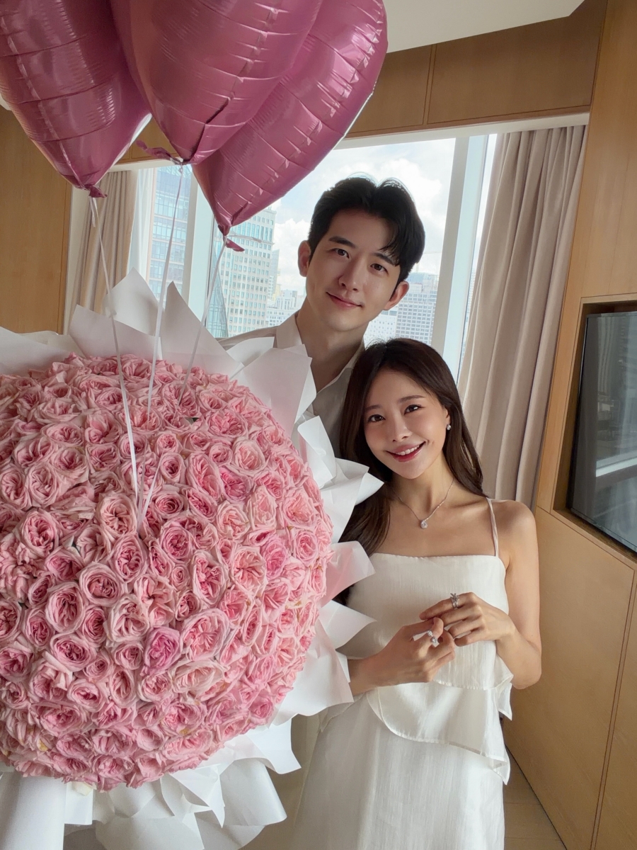 아옳이, 한의사 김형배에게 프로포즈 받았나? 로맨틱한 이백송이 장미 꽃다발