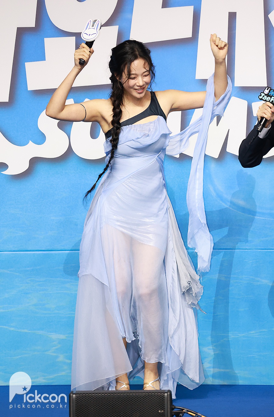 비비, 블루카펫 열기를 느끼는 중 [2026 SBS 가요대전 Summer]