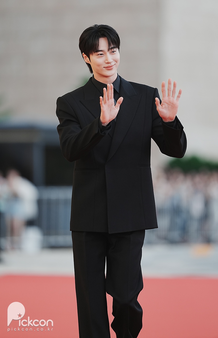 변우석, 일단 피지컬이 사기세요…등장부터 압도적 [제5회 청룡시리즈어워즈]