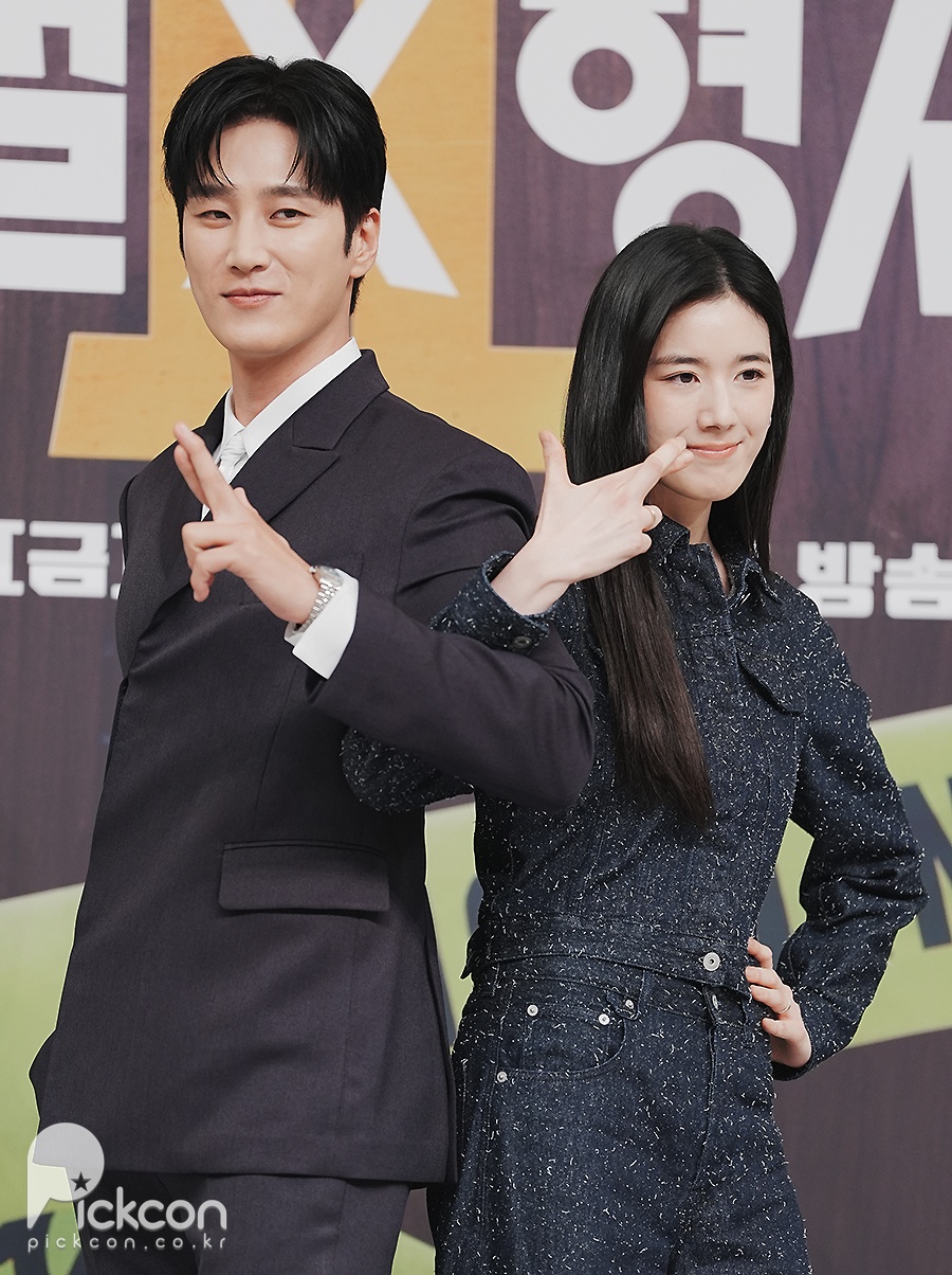 안보현 멱살 쥔 정은채…본격 '잡도리 케미' 예고하는 '재벌X형사2' (포토)