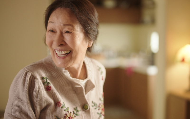 배우 김혜자가 영화 ‘여전히 찬란하게’로 관객 앞에 선다. / 플러스엠 엔터테인먼트