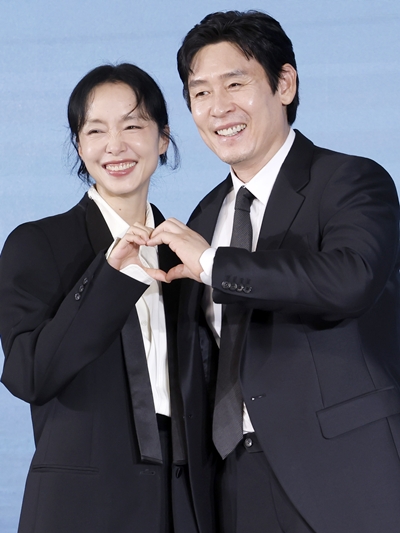 부부로 호흡을 맞춘 전도연(왼쪽)과 설경구. / 뉴시스