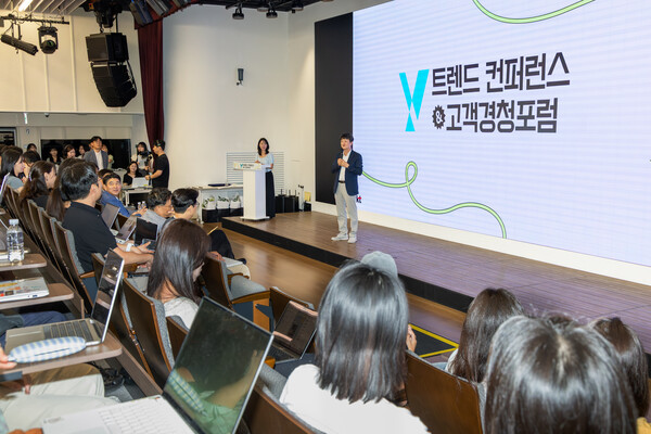 KT Customer부문장 박현진 부사장이 Y트렌드 컨퍼런스&고객경청포럼에서 Y퓨처리스트들과 의견 나누고 있는 모습 /KT