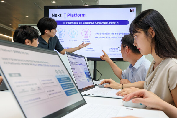 KT 직원들이 'Next IT Platform' 기반의 핵심 업무 플랫폼 현대화 방향에 대해 논의하는 모습 /KT