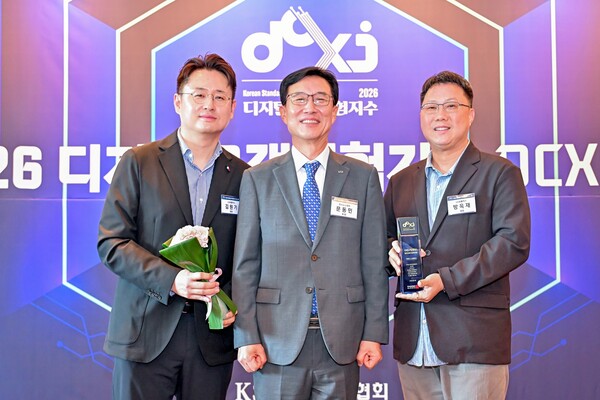 27일 서울 중구 서울신라호텔에서 열린 인증수여식에 (왼쪽부터)김원기 LG유플러스 디지털CX트라이브 담당, 문동민 한국표준협회장, 방욱재 LG유플러스 디지털플랫폼개발Lab 담당이 기념촬영을 하고 있는 모습. /LG유플러스