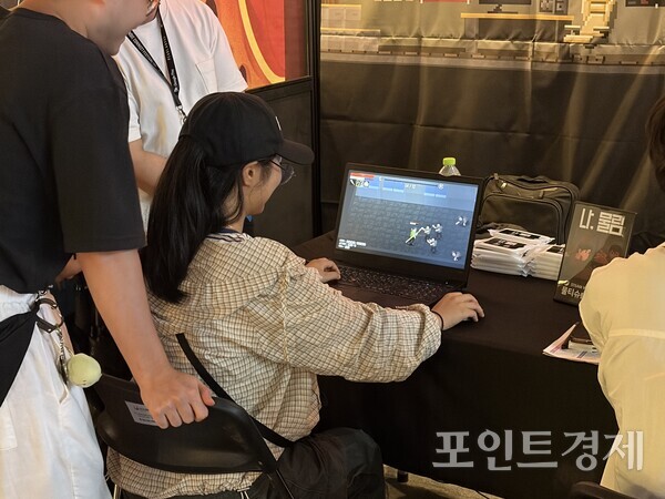 '나, 물림' 게임을 플레이중인 관람객의 모습 ⓒ포인트경제