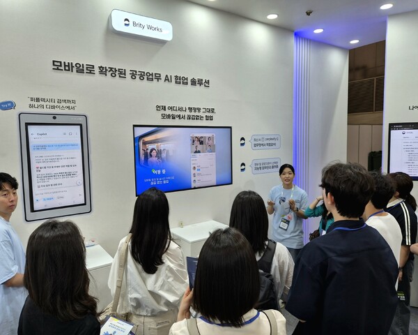 지난 6월 23일 열린 '2026 공공 AI 박람회'의 삼성SDS 브리티웍스 부스에서 관람객들이 브리티웍스에 대한 설명을 듣고 있다. /삼성SDS