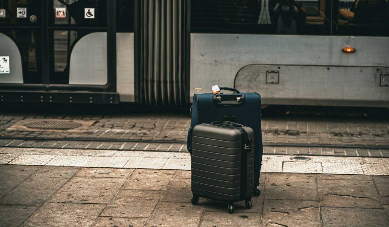 버스터미널이나 기차역 짐보관 서비스 이용 / 사진=unsplash