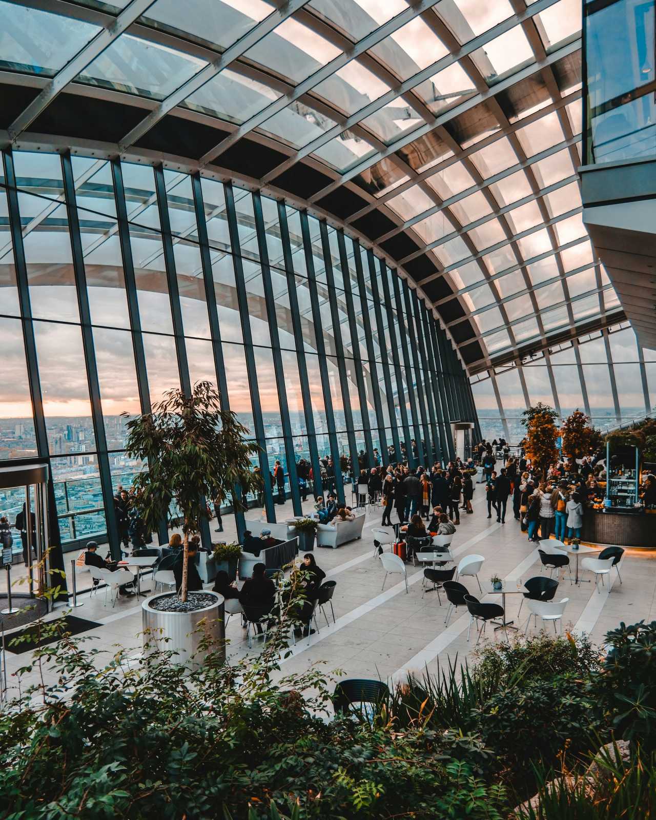 입장권 예약이 정말 어려운 스카이가든 / 사진=unsplash