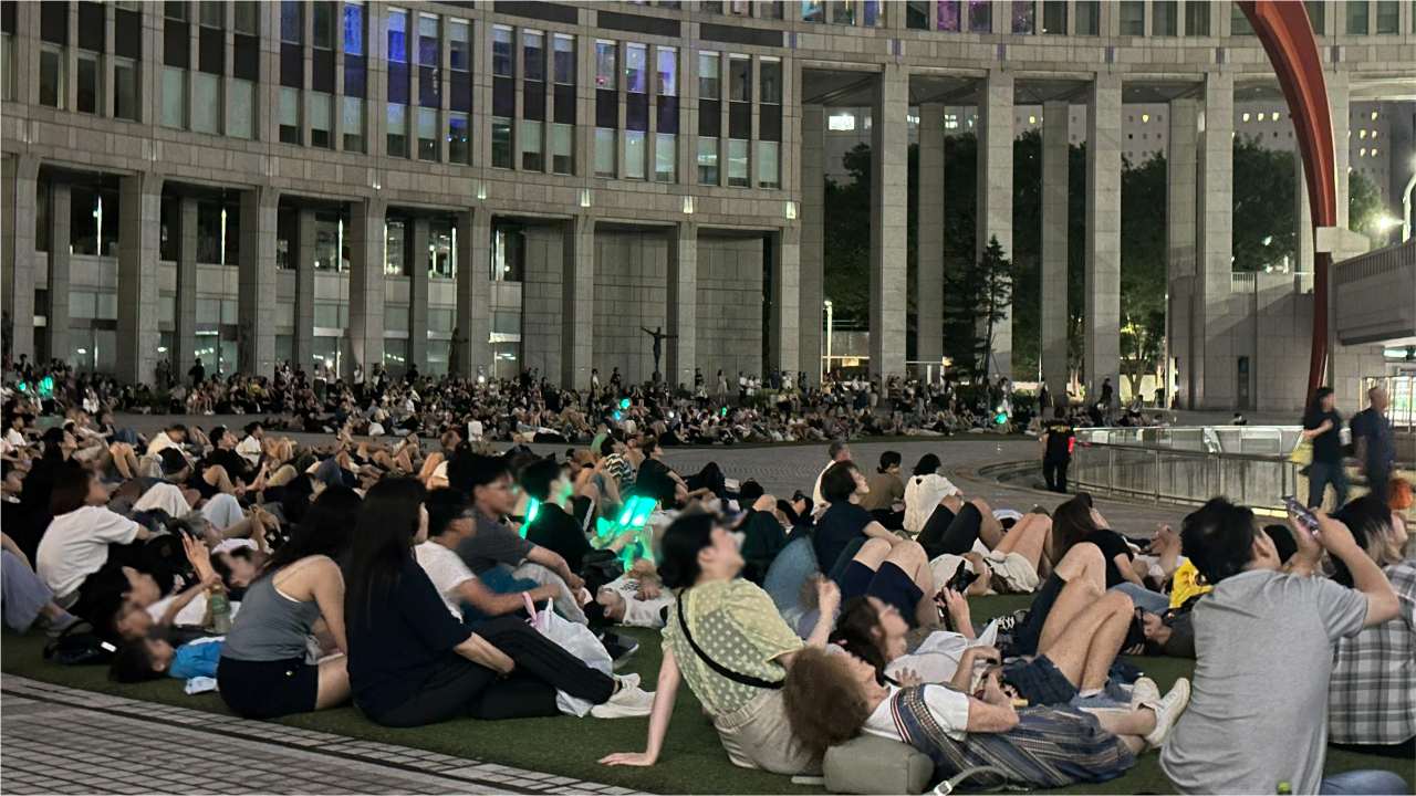 구경중인 관광객들 / ⓒ 크립톤 퓨처 미디어(Crypton Future Media, INC.)