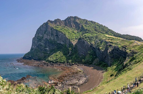 국내 여행 1위는 제주도가 선정됐습니다(제주 성산일출봉) / 사진=unsplash