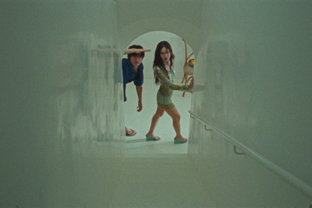 제니의 신곡 Less Than a Lover 뮤직비디오 속 별장 이미지./사진-에어비앤비