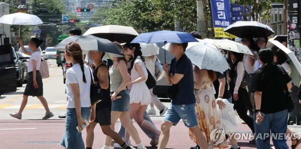 폭염 속 입추 (서울=연합뉴스) 이진욱 기자 = 입추인 7일 서울 성수동 거리에서 시민 및 외국인들이 양산을 쓰고 이동하고 있다. 2026.8.7 cityboy@yna.co.kr
