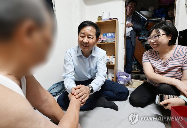 구윤철 부총리, 창신동 쪽방촌 폭염 취약계층 현장 방문 (서울=연합뉴스) 구윤철 부총리 겸 재정경제부 장관이 7일 독거노인, 쪽방촌 거주자 등 폭염 취약계층 대비 정책 관련 개선사항과 애로사항을 청취하기 위해 서울 종로구 창신동을 방문, 쪽방촌 주민과 대화하며 애로사항을 청취하고 있다. 2026.8.7 [재정경제부 제공. 재판매 및 DB 금지] photo@yna.co.kr