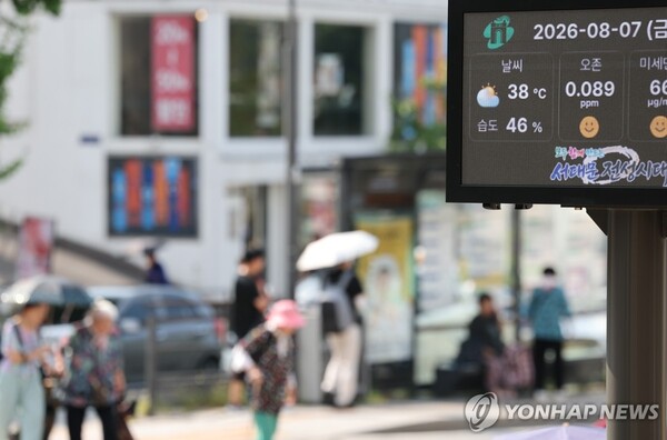 계속되는 폭염 (서울=연합뉴스) 이진욱 기자 = 입추인 7일 서울 서대문구 한 도로 전광판에 현재 기온이 표시되고 있다. 2026.8.7 cityboy@yna.co.kr