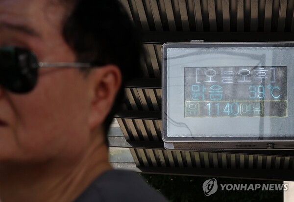 '극한폭염' 막바지 기승 (서울=연합뉴스) 윤동진 기자 = 7일 서울 노원구 월계역 인근 버스 정류장에 기온이 표시돼 있다. 이날 기상청 자동기상관측장비(AWS) 관측 기록을 보면 오후 3시 28분 노원구에 설치된 장비에서 기온이 40.2도를 기록했다. 2026.8.7 mon@yna.co.kr