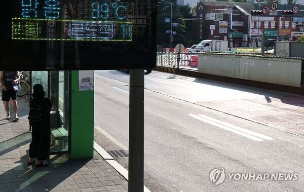 '극한폭염' 막바지 기승 (서울=연합뉴스) 윤동진 기자 = 7일 서울 노원구 월계역 인근 버스 정류장에 기온이 표시돼 있다. 이날 기상청 자동기상관측장비(AWS) 관측 기록을 보면 오후 3시 28분 노원구에 설치된 장비에서 기온이 40.2도를 기록했다. 2026.8.7 mon@yna.co.kr