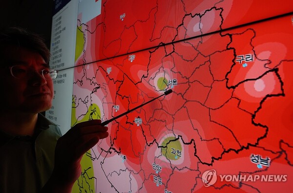 계속되는 서울 폭염 (서울=연합뉴스) 김성민 기자 = 무더위가 이어지고 있는 6일 서울 동작구 기상청 모니터에 서울 지역 최고기온 상황이 표시돼 있다. 2026.8.6 ksm7976@yna.co.kr