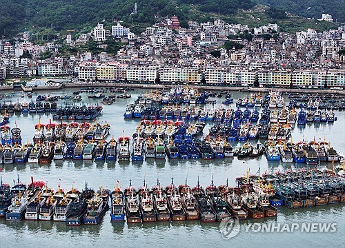 태풍 돌핀 상륙 앞두고 대피한 중국 어선들 [로이터=연합뉴스 자료사진. 재판매 및 DB 금지]