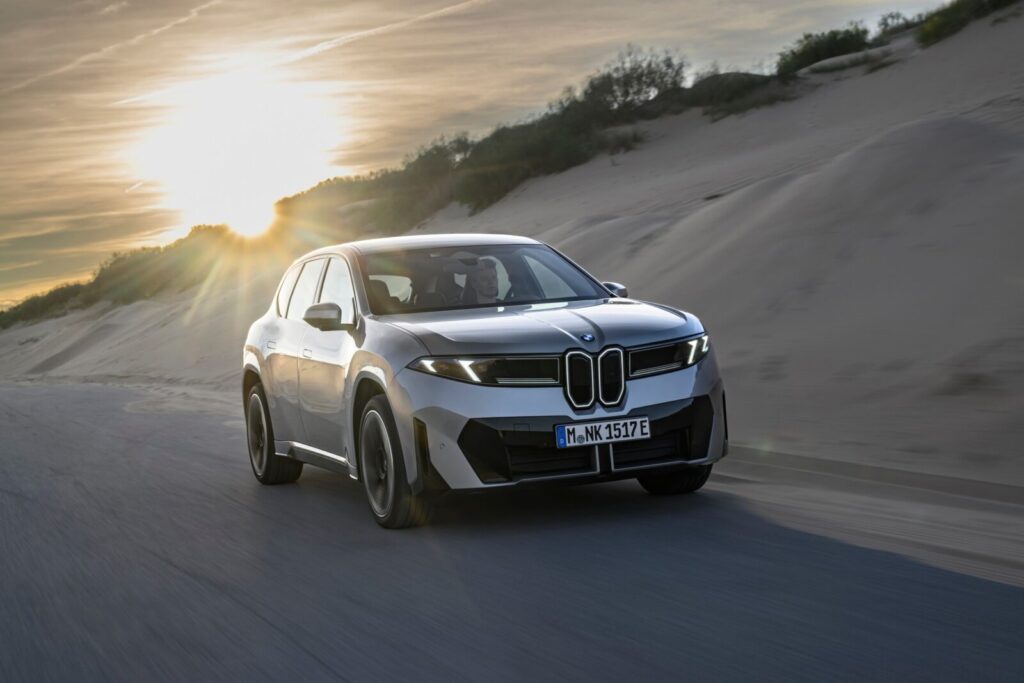 BMW 신형 i3, 뮌헨서 양산 돌입…'912km·10분 충전' 예상 뛰어넘은 수요에 놀랐다 4 BMW iX3 AI 비서 알렉사+ 탑재