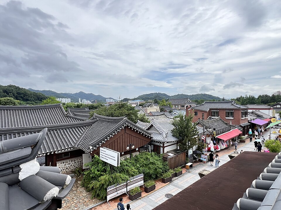 기와지붕이 이어진 전주 한옥마을 풍경
