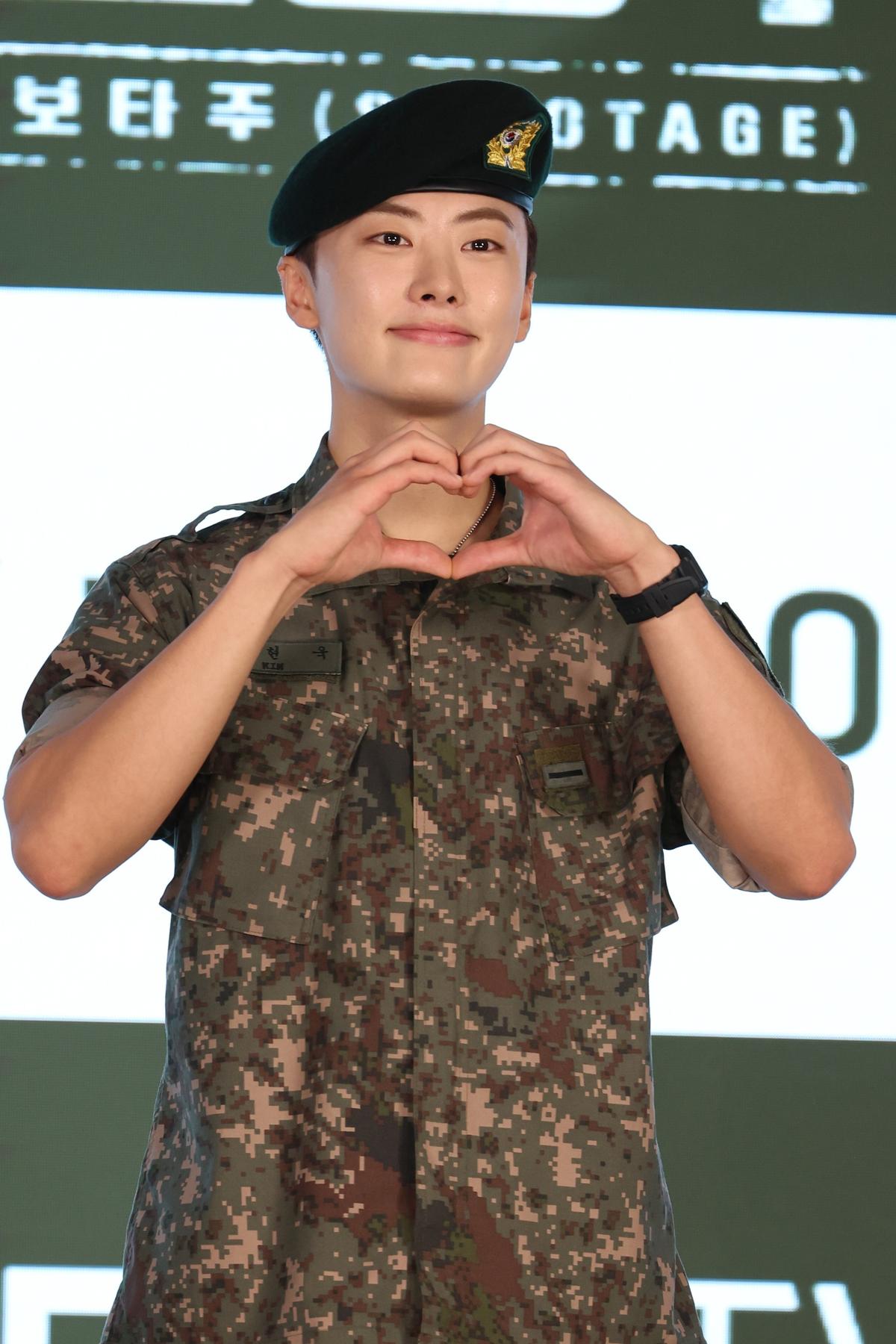 포즈 취하는 이원정