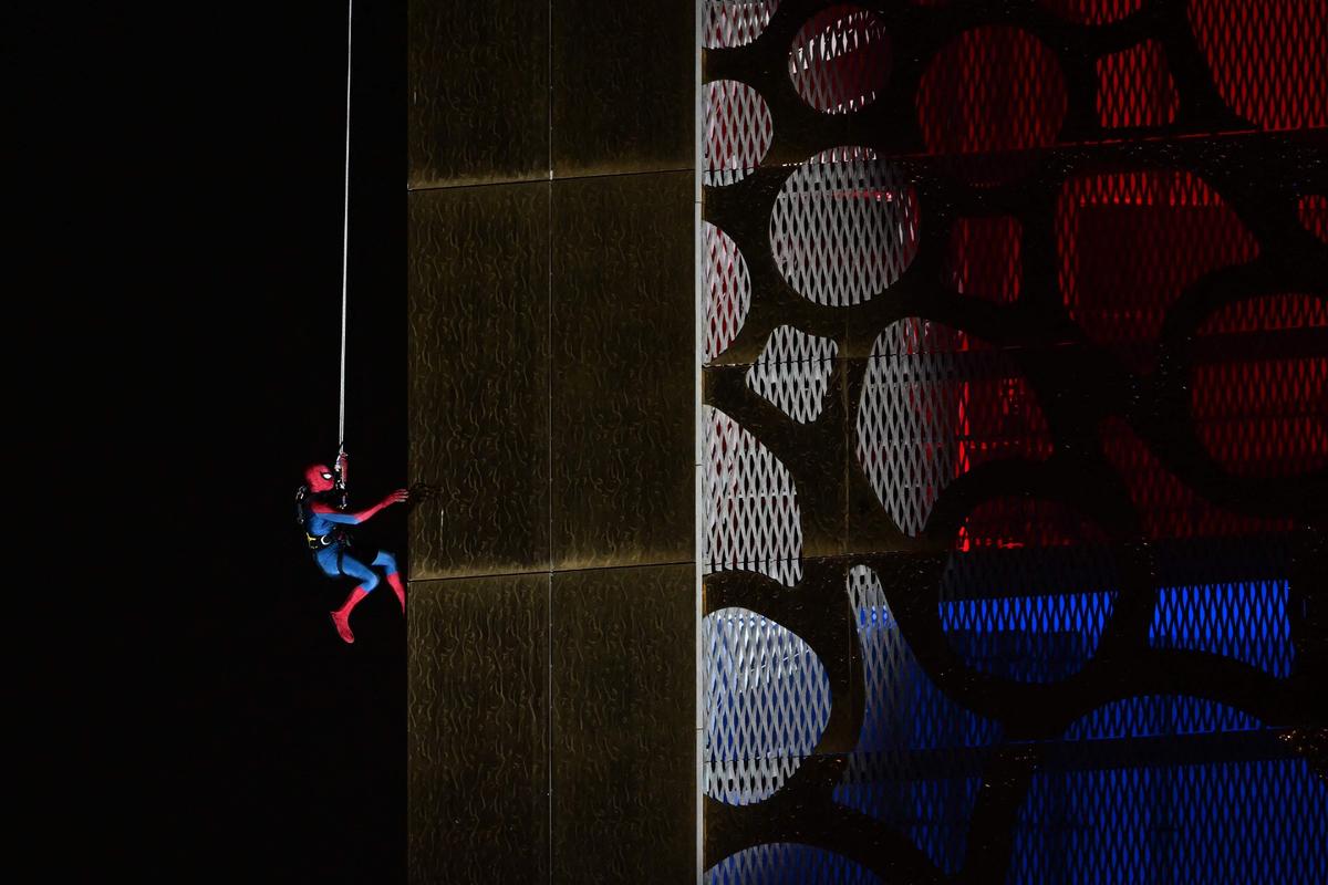 두바이에서 '스파이더맨 4' 개봉을 기념해 벌어진 건물 등반 퍼포먼스 [AFP=연합뉴스. 재판매 및 DB 금지]