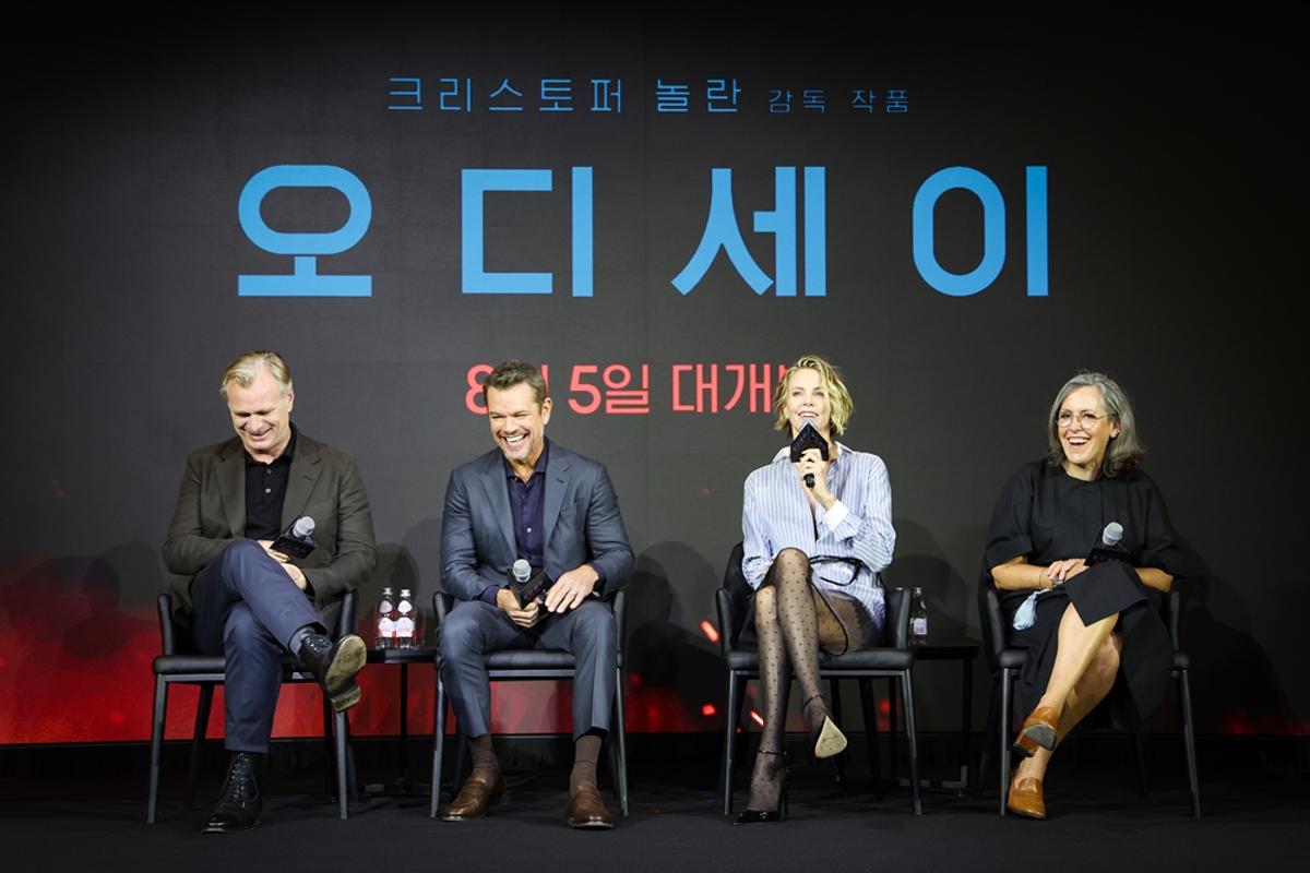 〈오디세이〉 내한 기자간담회 현장. (왼쪽부터) 크리스토퍼 놀란, 맷 데이먼, 샤를리즈 테론, 엠마 토마스