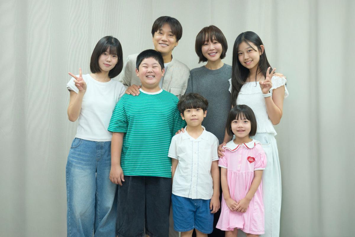 차태현 X 엄지원, 다섯 남매 다둥이 부부! 넷플릭스 영화 ‘복직경찰’제작 확정!