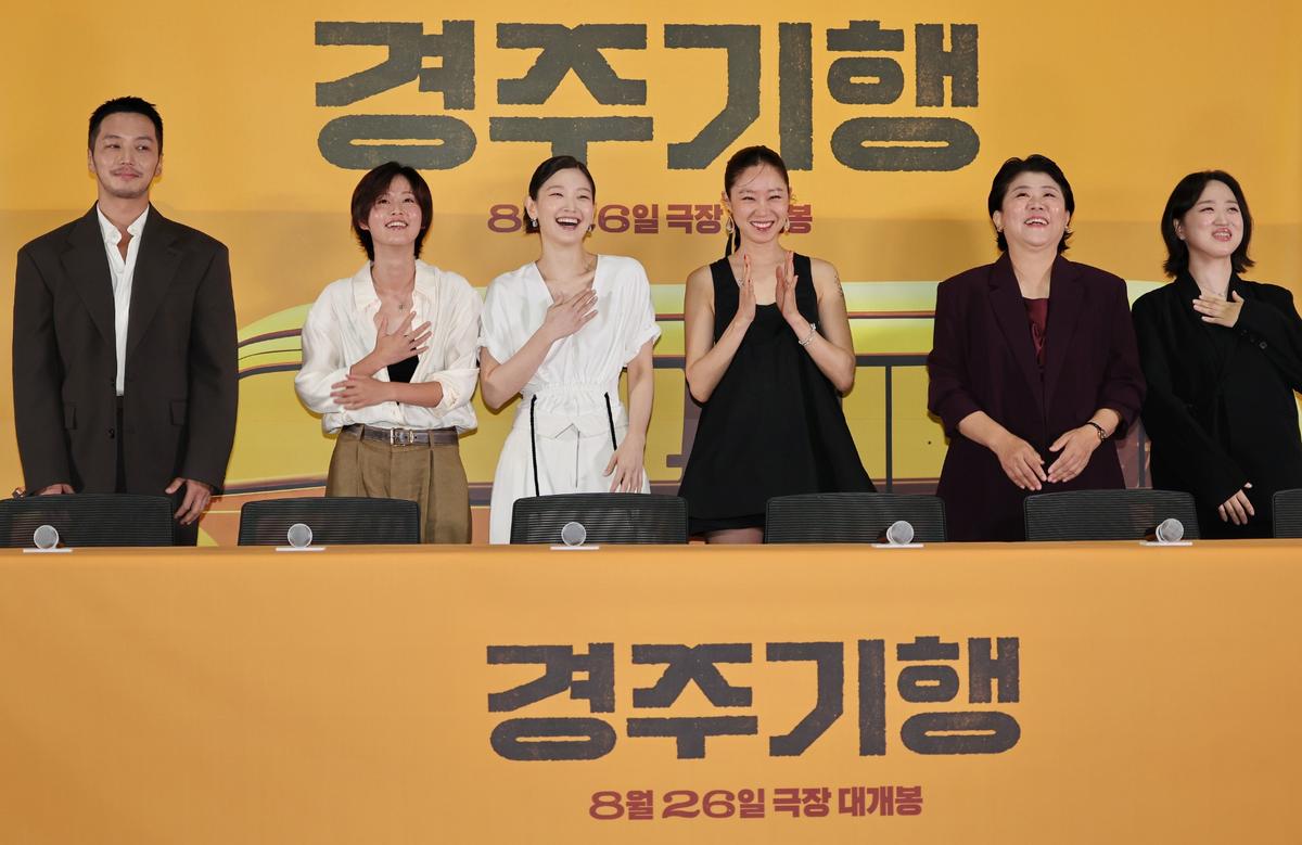 서울 송파구 롯데시네마 월드타워점에서 열린 영화 '경주기행' 시사간담회
 배우 변요한(왼쪽부터), 이연, 박소담, 공효진, 이정은, 김미조 감독이 취재진에게 인사 [연합뉴스 제공]