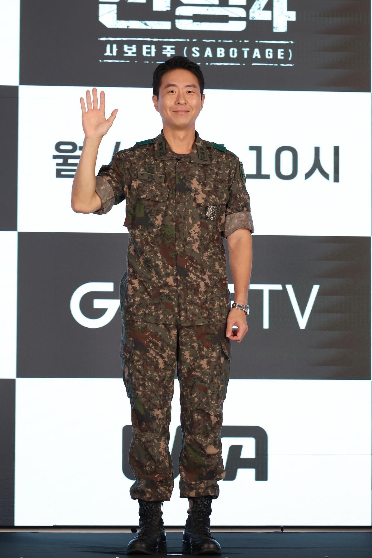 포즈 취하는 이현균