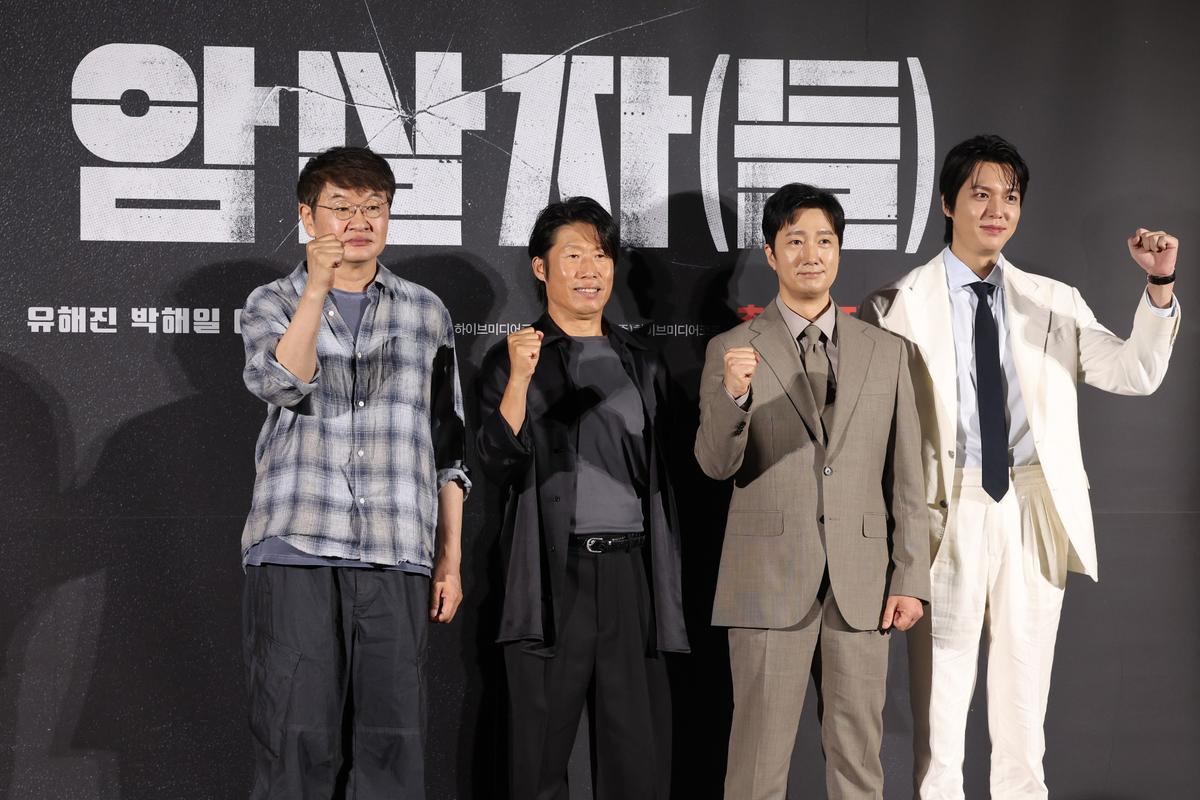 영화 '암살자(들)' 제작보고회 \n10일 서울 용산구 CGV 용산아이파크몰에서 열린 영화 '암살자(들)' 제작보고회에서 감독, 배우들이 포즈를 취하고 있다. \n왼쪽부터 허진호 감독, 유해진, 박해일, 이민호