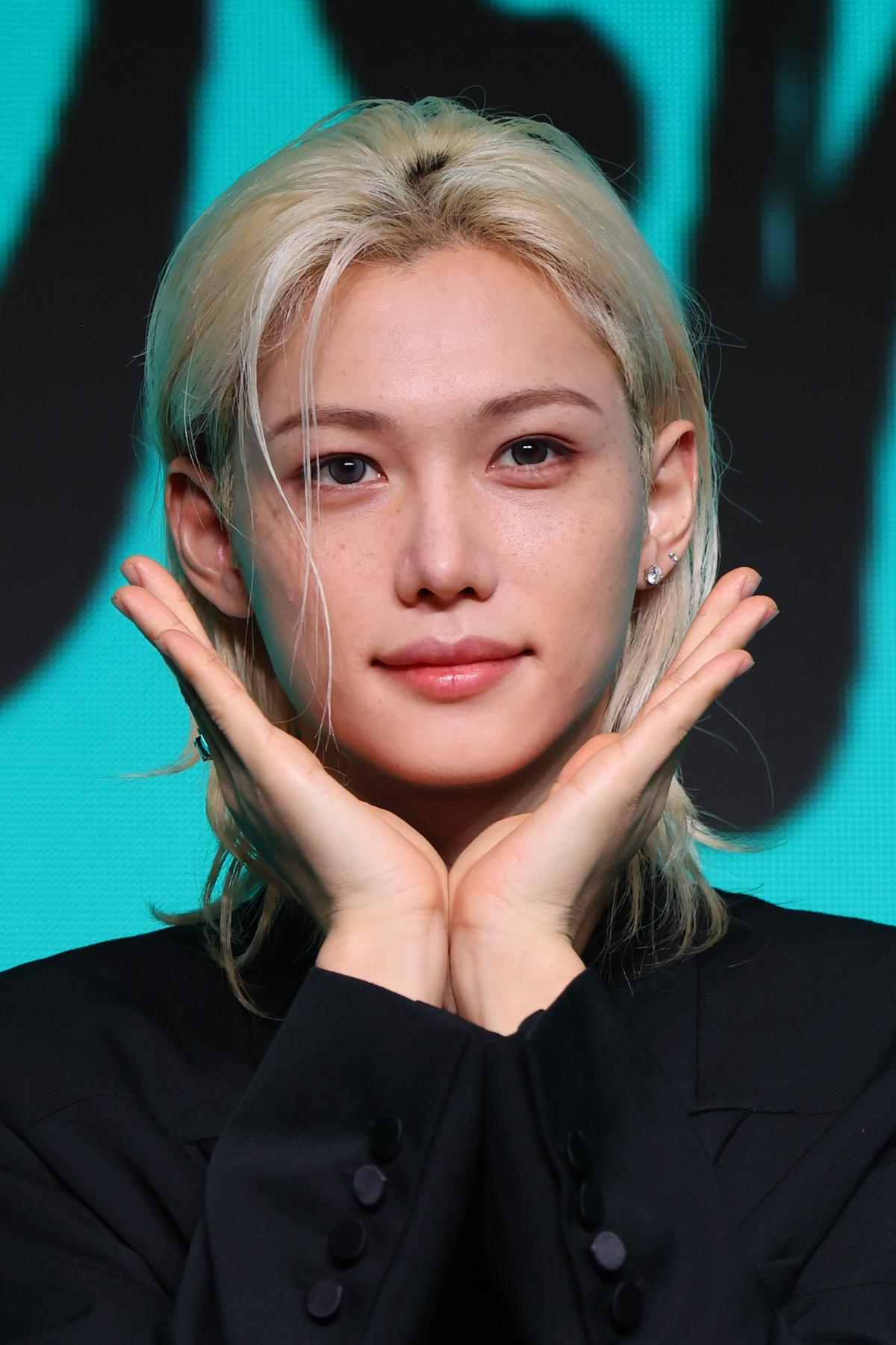 포즈 취하는 필릭스
