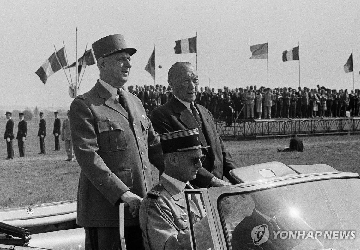 샤를 드골 프랑스 대통령(왼쪽)과 콘라트 아데나워 서독 총리 [AP=연합뉴스 자료사진. 재판매 및 DB 금지]