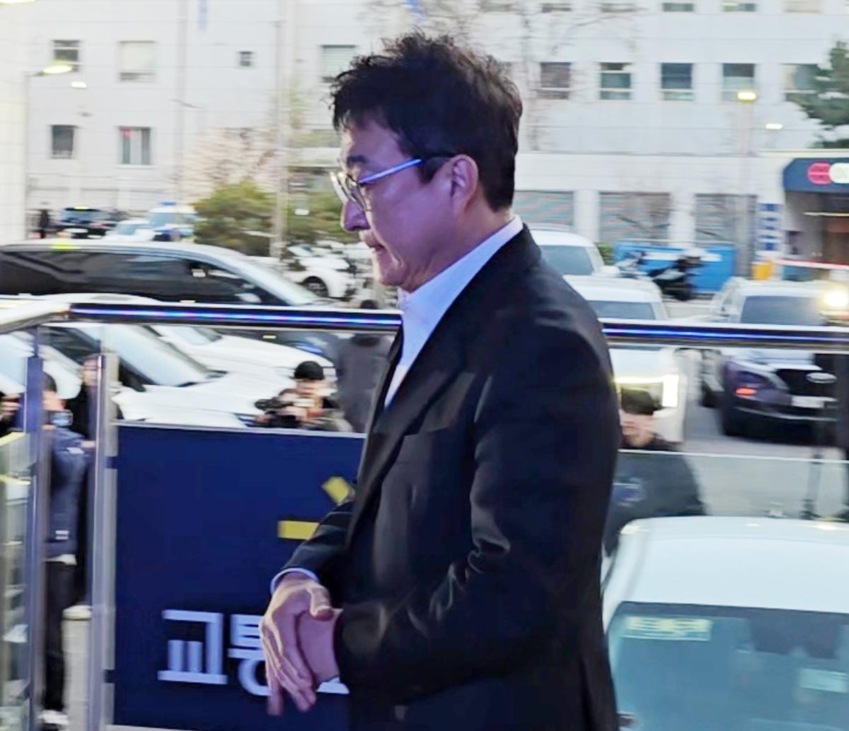 경찰 조사 마친 배우 이재룡\n(서울=연합뉴스) 최원정 기자 = 음주운전 사고를 내고 달아난 혐의를 받는 배우 이재룡(62)씨가 사고 나흘 만인 10일 서울 강남경찰서에서 조사를 받고 귀가하고 있다.