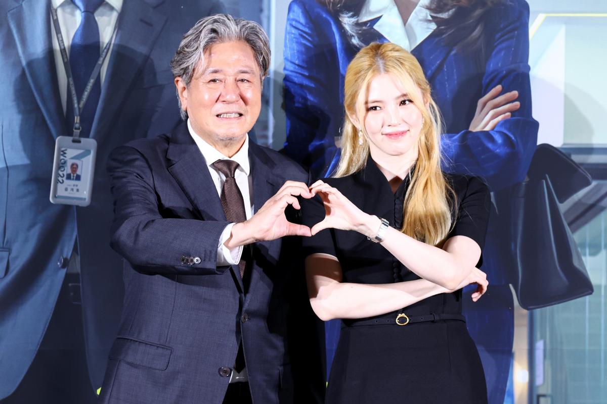 배우 최민식(왼쪽)과 한소희 _ 24일 서울 용산구 CGV용산아이파크몰에서 열린 영화 '인턴' 제작보고회