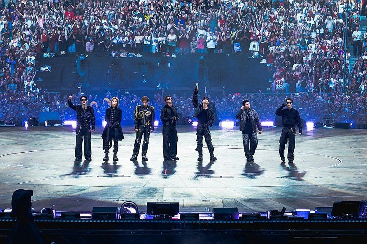 프랑스 파리에서 공연한 방탄소년단(파리=연합뉴스) 송진원 특파원 = 그룹 방탄소년단(BTS)이 7년 만에 프랑스 무대에 섰다. 이번 공연에는 9만2천명의 관객이 찾아 역대 BTS 콘서트 중 단일 회차 최다 관객 기록을 세웠다.방탄소년단은 17일(현지시간) 프랑스 파리 북부에 있는 스타드 드 프랑스에서 '아리랑' 앨범 유럽 투어의 대미를 장식했다. 사진은 이날 공연 모습. 2026.7.18 [빅히트 뮤직 제공. 재판매 및 DB 금지] san@yna.co.kr