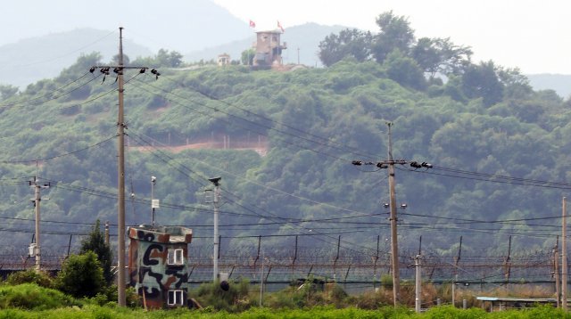 합참 “북한군 1명 동부전선 MDL 넘어 귀순…신병 확보”｜동아일보
