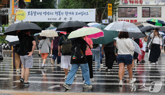 비가 내리고 있는 25일 오후 서울 종로구 인사동 입구 횡단보도에서 우산을 쓴 시민들이 발걸음을 옮기고 있다. 2026.9.25 © 뉴스1 박세연 기자