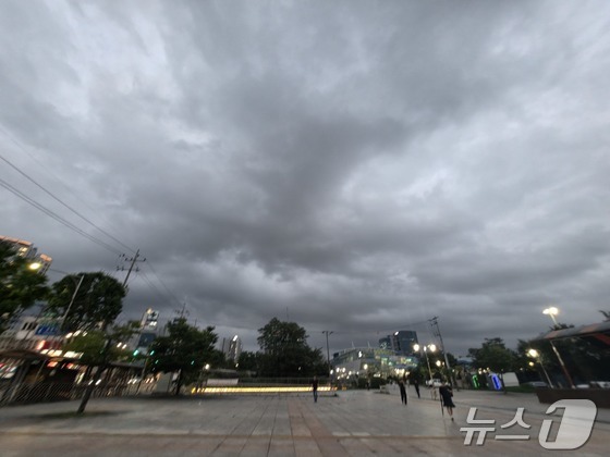20일 서울 은평구 수색역 인근 하늘에 먹구름이 드리우며 금방이라도 비가 쏟아질 듯한 모습을 보이고 있다. 2026.7.20 © 뉴스1 황덕현 기후환경전문기자