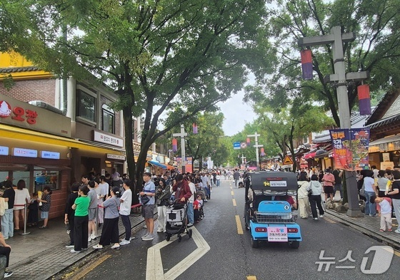 연휴 셋째 날인 26일 오후 전북 전주한옥마을을 찾은 관광객들. 2026.9.26/뉴스1 강교현 기자