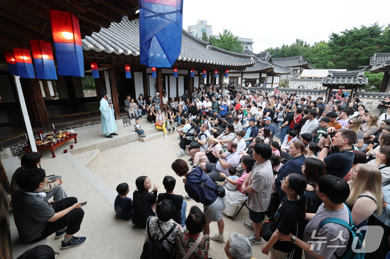 추석인 25일 서울 중구 남산골한옥마을에서 열린 '2026 남산골 추석축제 남산달빛마당'에서 전통 차례상을 소개하고 있다. 마당을 주제로 열리는 남산골한옥마을의 이번 추석 행사는 27일까지 계속된다. 2026.9.25 © 뉴스1 박세연 기자