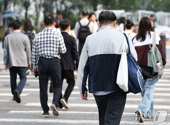 아침 기온이 14도까지 떨어지고 낮 최고기온은 31도까지 오르는 등 큰 일교차가 예보된 14일 오전 서울 종로구 광화문광장 일대에서 시민들이 긴팔 옷을 입고 발걸음을 옮기고 있다. 2026.9.14 © 뉴스1 이종수 기자