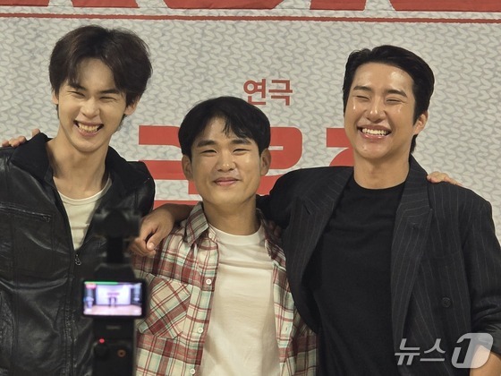 29일 서울 혜화동 예술가의 집에서는 연극 '크루즈'의 제작발표회가 열렸다. 왼쪽부터 배우 한민우,이남기 연출, 배우 킹키 © 뉴스1 김정한 기자