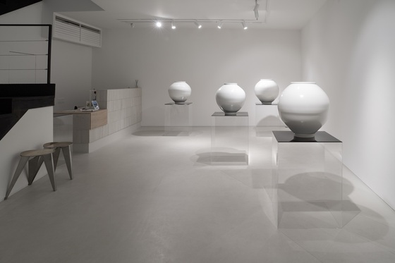 강민수 '달항아리' 展 전시전경 (노화랑 제공)